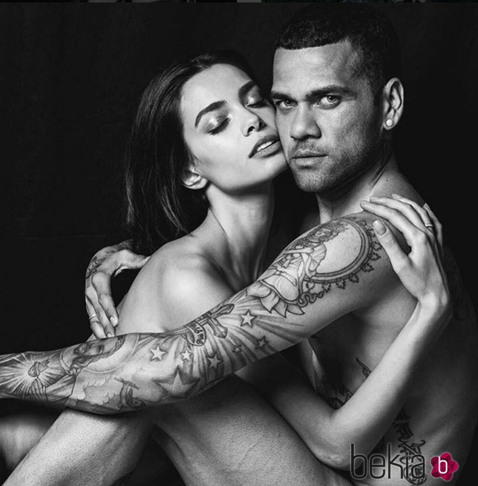 Dani Alves y Joana Sanz posan desnudos para celebrar su primer aniversario