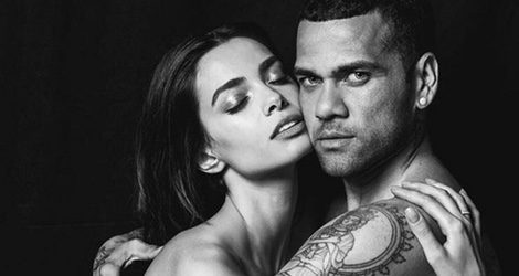 Dani Alves y Joana Sanz posan desnudos para celebrar su primer aniversario