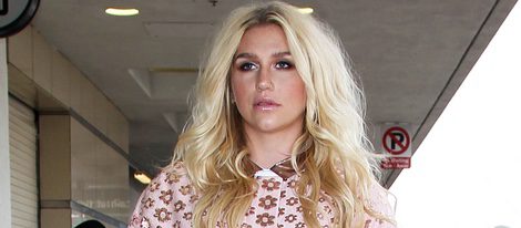 Kesha dando un paseo con un vestido rosa