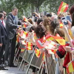 El Rey Felipe saluda a los ciudadanos de Tomelloso entre banderines de España 