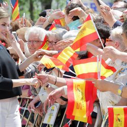 La Reina Letizia saluda a los ciudadanos de Tomelloso entre banderines de España