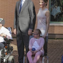 Los Reyes Felipe y Letizia con una niña en Talavera de la Reina