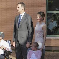 Los Reyes Felipe y Letizia con una niña en Talavera de la Reina