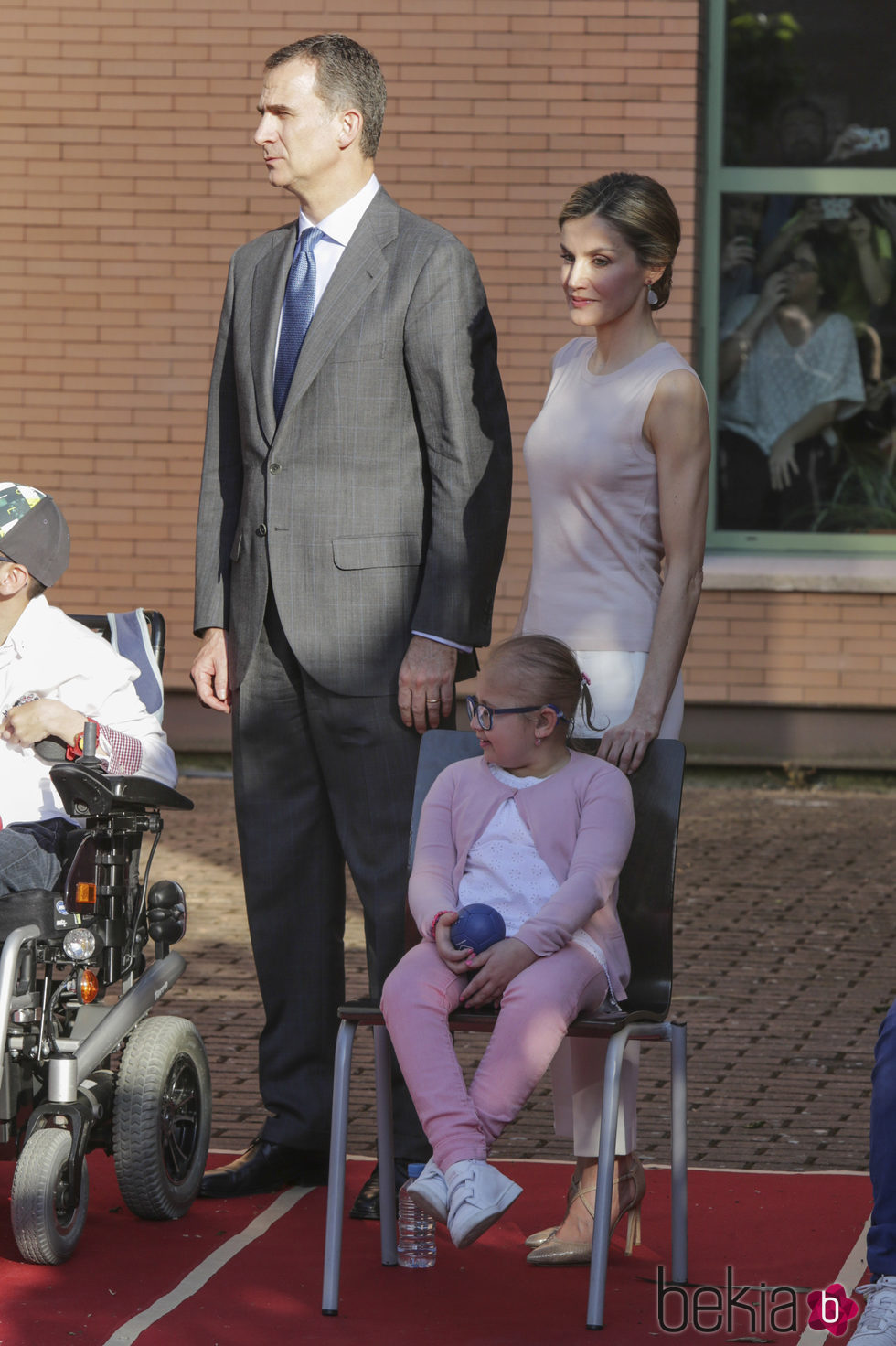 Los Reyes Felipe y Letizia con una niña en Talavera de la Reina