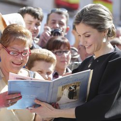 La Reina Letizia firma a una señora un especial sobre su boda con el Rey Felipe en Villanueva de los Infantes