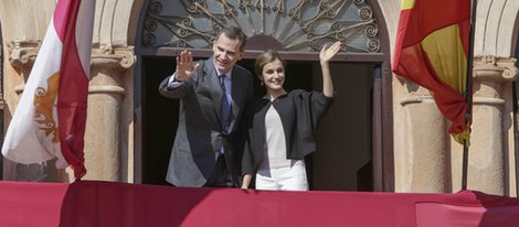 Los Reyes Felipe y Letizia saludan en Villanueva de los Infantes