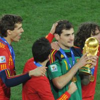 Iker Casillas con la copa de campeones del Mundial de Sudáfrica 2010