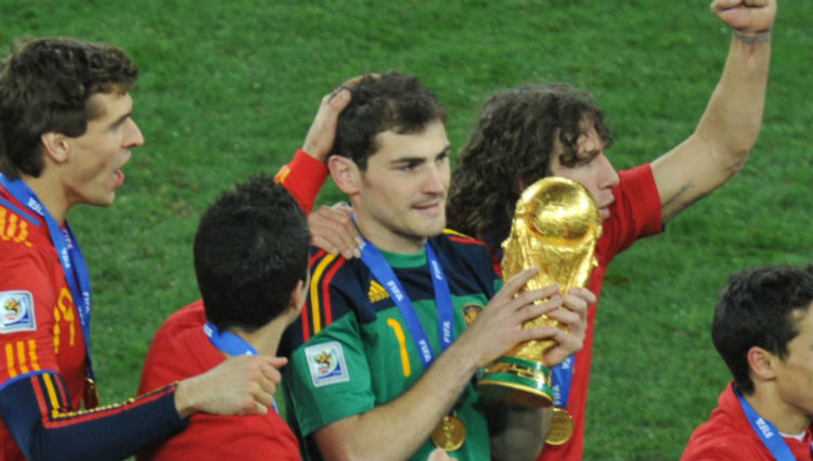 Iker Casillas con la copa de campeones del Mundial de Sudáfrica 2010