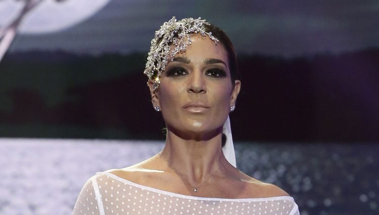 Raquel Bollo desfilando vestida de novia en la Sálvame Fashion Week 2016