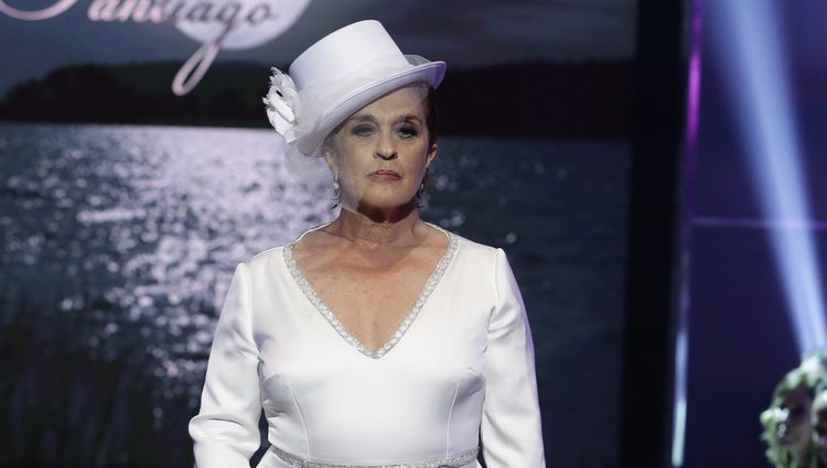 Chelo García Cortés desfilando vestida de novia en la Sálvame Fashion Week 2016