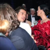 Orlando Bloom y Katy Perry compartiendo confidencias en la Gala amfAR de Cannes 2016