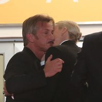 Charlize Theron y Sean Penn saludándose con un abrazo en Cannes 2016