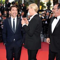 Charlize Theron hablando con Javier Bardem en el estreno de 'The last face' en Cannes 2016