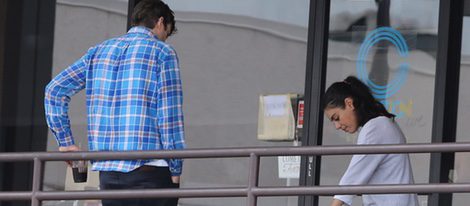 Asthon Kutcher y Mila Kunis en el estudio de baile junto a su hija