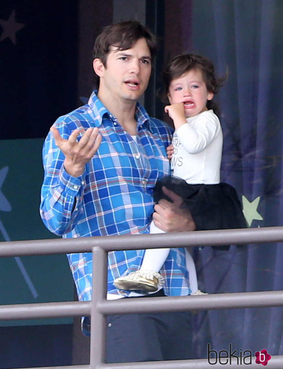 Asthon Kutcher junto a su hija desconsolada Wyatt