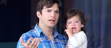 Asthon Kutcher junto a su hija desconsolada Wyatt