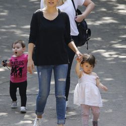 Mila Kunis en el zoo junto a su hija Wyatt