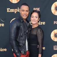 Grace Gealey y Trai Byers durante el evento FYC ATAS de 'Empire' 2016