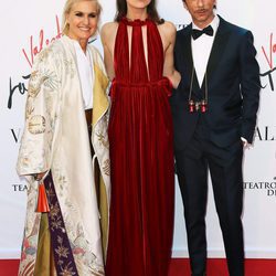 Maria Grazia Chiuri, Pierpaolo Piccioli y Keira Knightley en el estreno de 'La Traviata'  en Roma