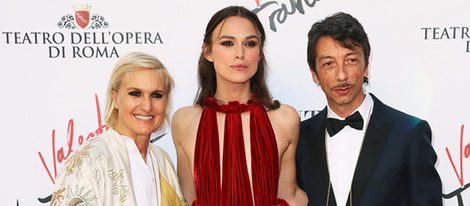 Maria Grazia Chiuri, Pierpaolo Piccioli y Keira Knightley en el estreno de 'La Traviata'  en Roma