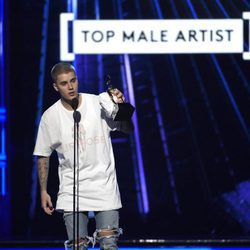 Justin Bieber con su galardón en los Premios Billboard 2016