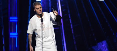 Justin Bieber con su galardón en los Premios Billboard 2016