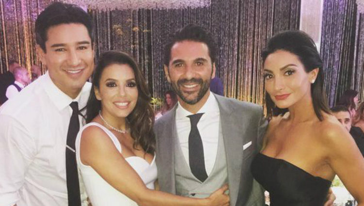 Mario Lopez y su mujer Courtney con Eva Longoria y José Bastón el día de su boda