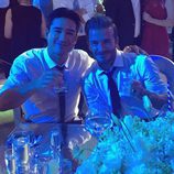 Mario Lopez brindando con David Beckham en la boda de Eva Longoria y José Baston