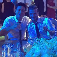 Mario Lopez brindando con David Beckham en la boda de Eva Longoria y José Baston