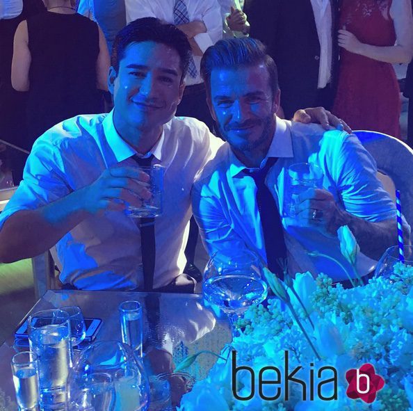 Mario Lopez brindando con David Beckham en la boda de Eva Longoria y José Baston