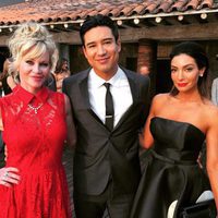 Mario Lopez y su mujer Courtney con Melanie Griffith en la boda de Eva Longoria y José Baston