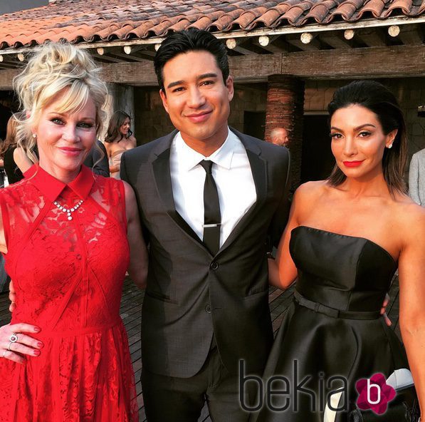 Mario Lopez y su mujer Courtney con Melanie Griffith en la boda de Eva Longoria y José Baston