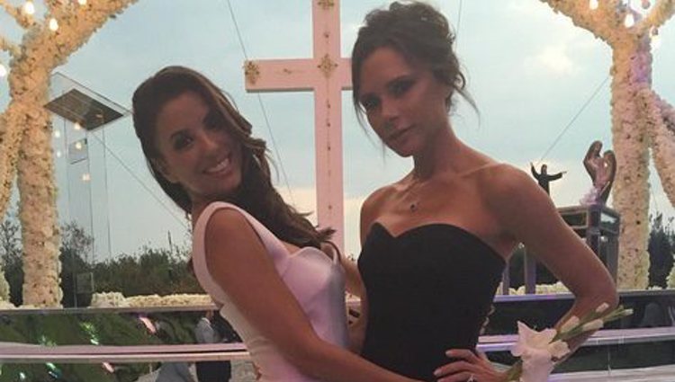 Eva Longoria con Victoria Beckham el día de su boda con José Bastón