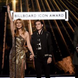 Céline Dion con su hijo Rene-Charles Angelil y Seal en los Premios Billboard 2016