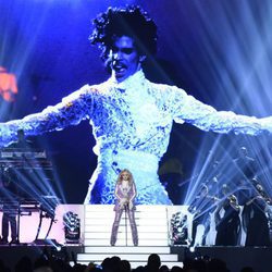 Madonna homenajea a Prince en los Premios Billboard 2016