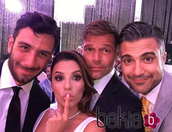 Eva Longoria con Jwan Yosef, Ricky Martin y Jaime Camil el día de su boda