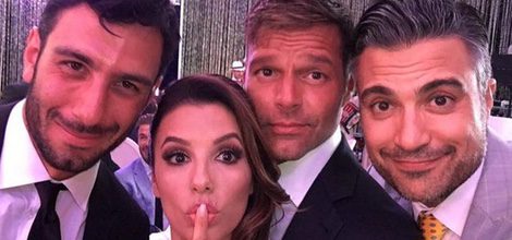 Eva Longoria con Jwan Yosef, Ricky Martin y Jaime Camil el día de su boda