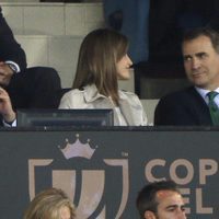 Los Reyes Felipe y Letizia, muy enamorados en la final de la Copa del Rey 2016