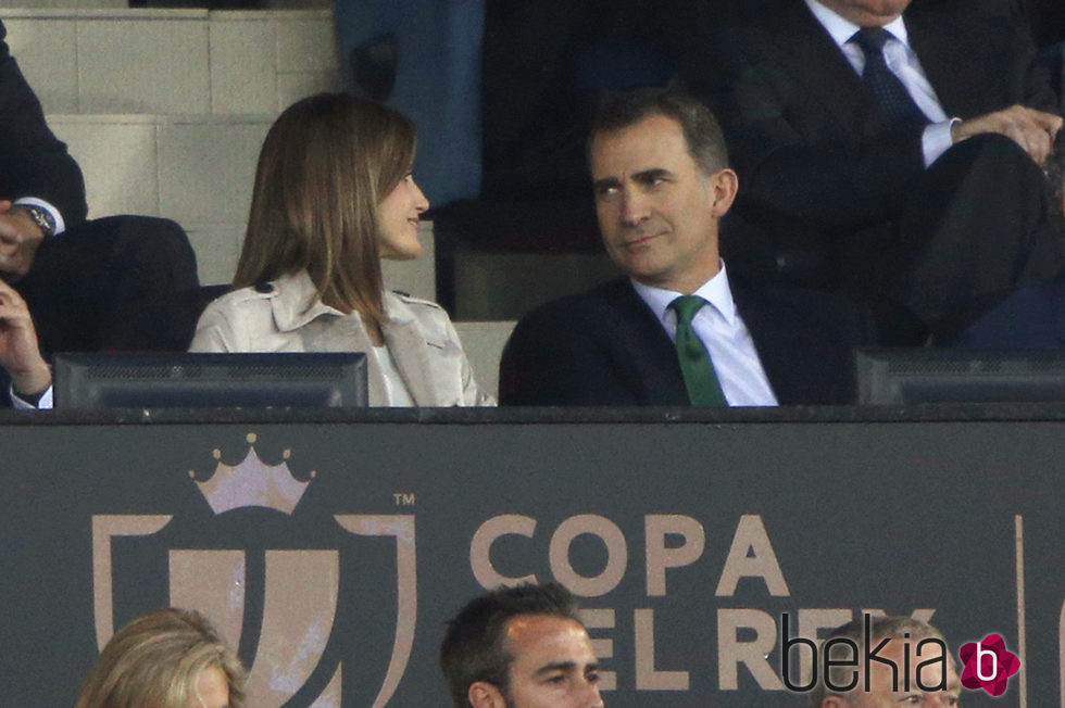 Los Reyes Felipe y Letizia, muy enamorados en la final de la Copa del Rey 2016