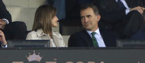 Los Reyes Felipe y Letizia, muy enamorados en la final de la Copa del Rey 2016