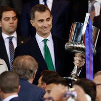 El Rey Felipe entrega la Copa del Rey 2016 al Barça