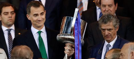 El Rey Felipe entrega la Copa del Rey 2016 al Barça