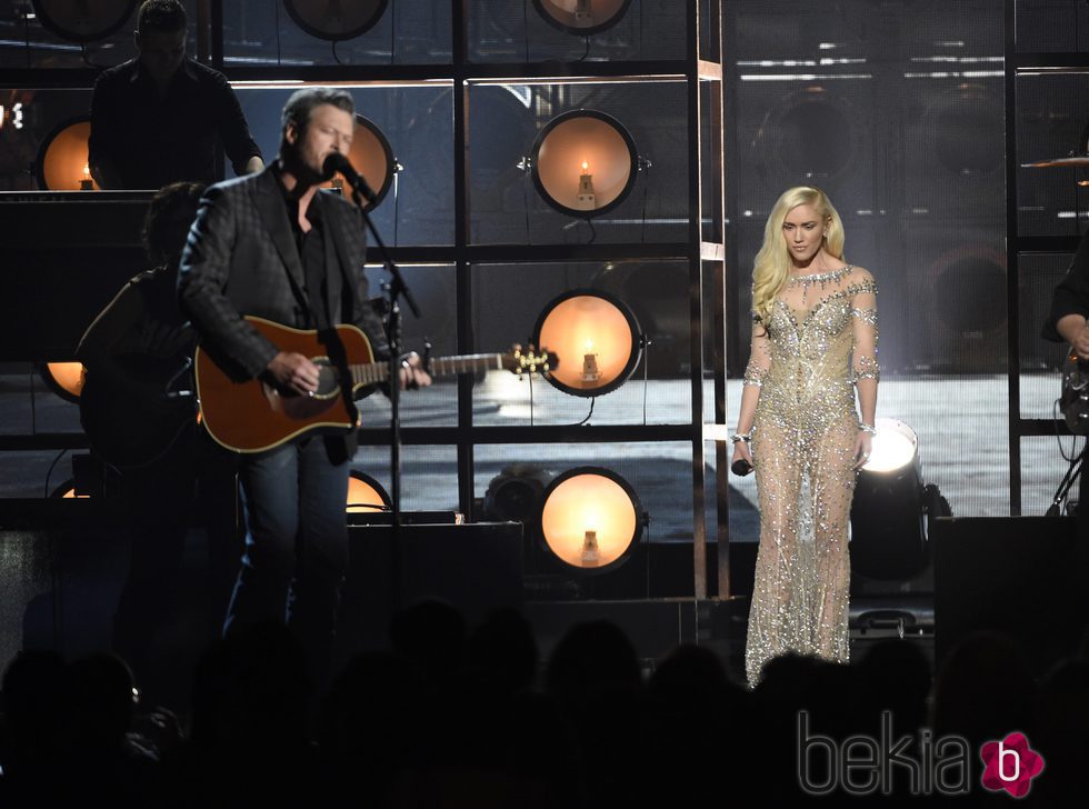 Blake Shelton y Gwen Stefani en su actuación en los Premios Billboard 2016