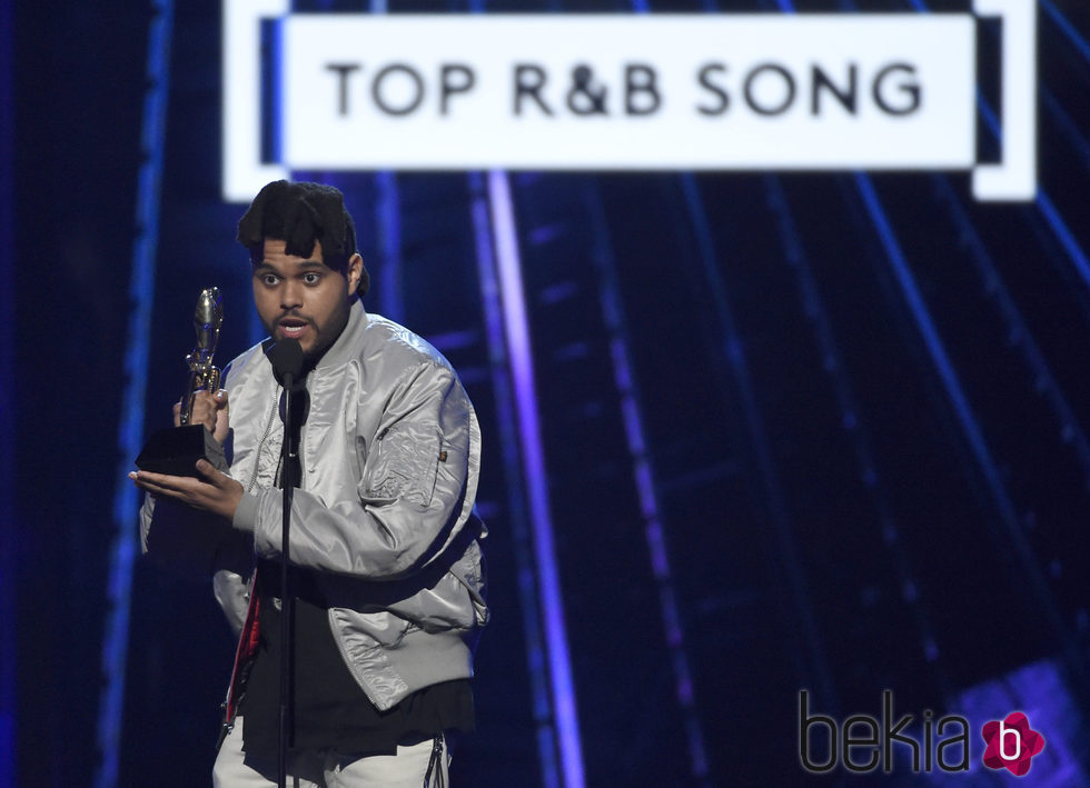 The Weeknd con su galardón en los Premios Billboard 2016