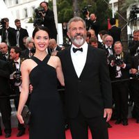 Mel Gibson y Rossalind Ross en la clausura del Festival de Cannes 2016