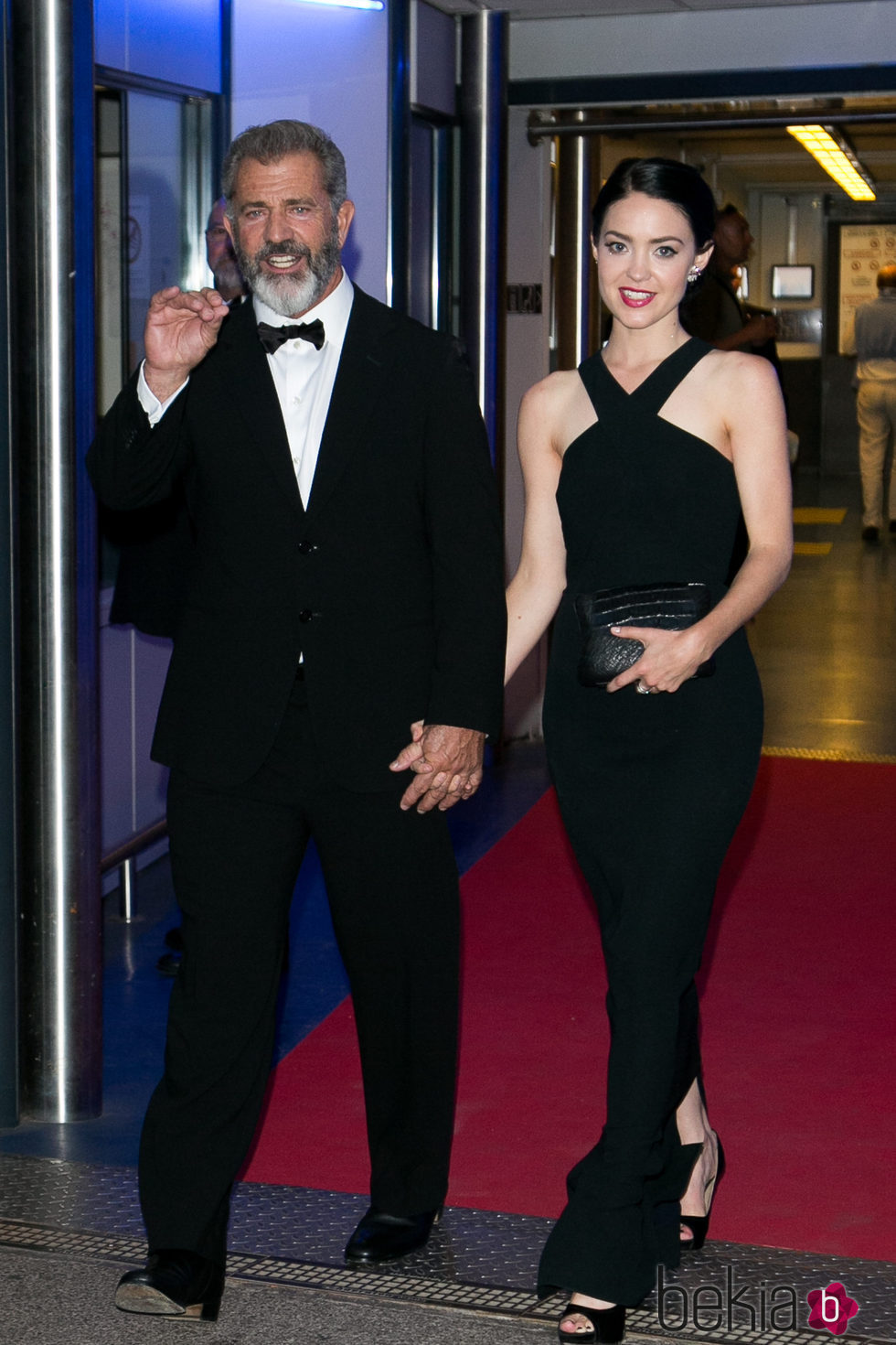 Mel Gibson y Rossalind Ross cogidos de la mano en la clausura del Festival de Cannes 2016