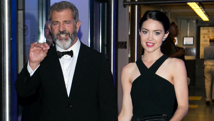 Mel Gibson y Rossalind Ross cogidos de la mano en la clausura del Festival de Cannes 2016