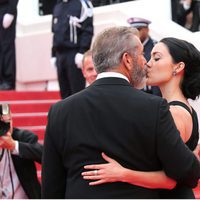 Mel Gibson y Rossalind Ross besándose en la clausura del Festival de Cannes 2016