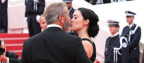 Mel Gibson y Rossalind Ross besándose en la clausura del Festival de Cannes 2016