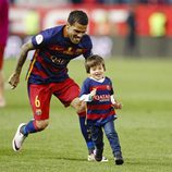 Dani Alves persigue a Thiago Messi en la final de la Copa del Rey 2016